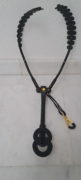 Arnés para saxofón con logo dorado