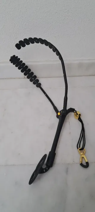 Arnés para saxofón con logo dorado