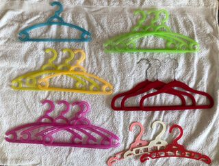 Lote de perchas infantiles de plástico