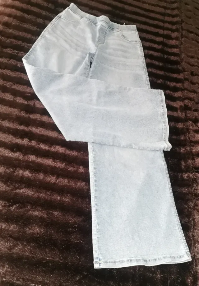 Nuevo. Talla +14 años Pantalón elástico pata ancha