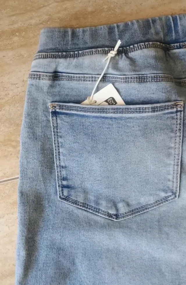 Nuevo. Talla +14 años Pantalón elástico pata ancha