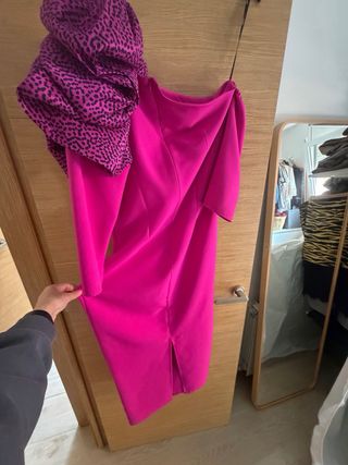 Vestido fiesta midi fucsia con flor