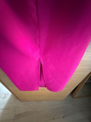 Vestido fiesta midi fucsia con flor