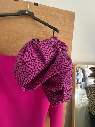 Vestido fiesta midi fucsia con flor