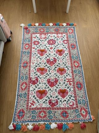 Alfombra decorativa con flecos