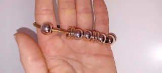 Pulsera dorada con abalorios plateados