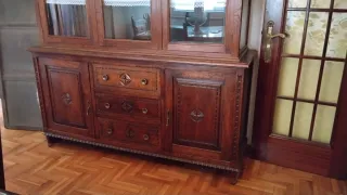 Vitrina y aparador de castaño tallado