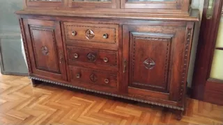 Vitrina y aparador de castaño tallado