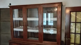 Vitrina y aparador de castaño tallado