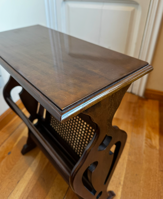 Revistero madera maciza con ratán estilo clásico.