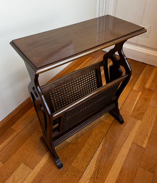 Revistero madera maciza con ratán estilo clásico.