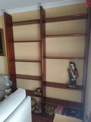 Estantería de madera marrón