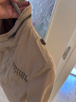 Chaqueta Zara Beige Militar Tachuelas