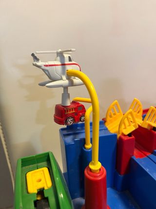 Circuito de tren y coches de juguete