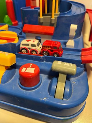 Circuito de tren y coches de juguete