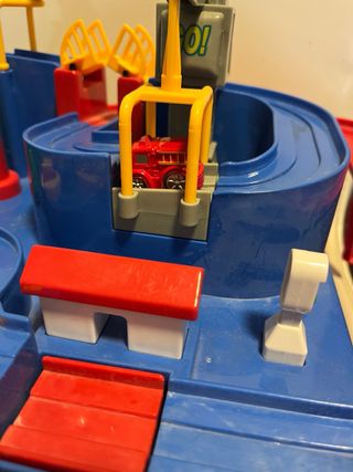 Circuito de tren y coches de juguete