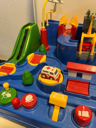 Circuito de tren y coches de juguete