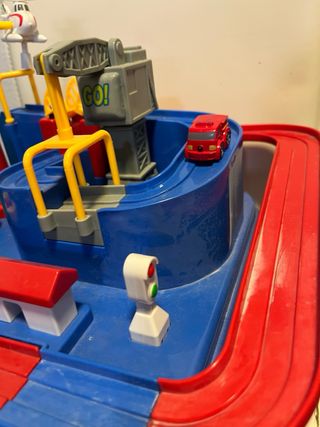 Circuito de tren y coches de juguete