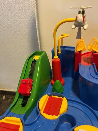 Circuito de tren y coches de juguete