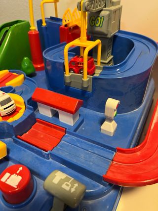 Circuito de tren y coches de juguete