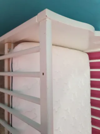 Cuna blanca ,tiene arañazos