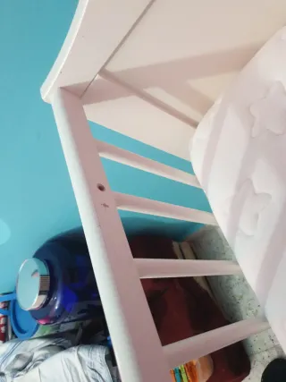 Cuna blanca ,tiene arañazos