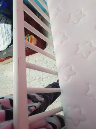 Cuna blanca ,tiene arañazos