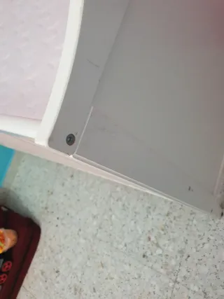 Cuna blanca ,tiene arañazos