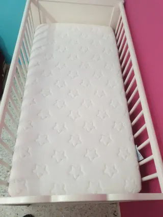 Cuna blanca ,tiene arañazos