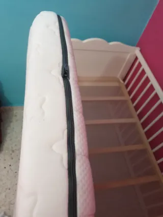 Cuna blanca ,tiene arañazos