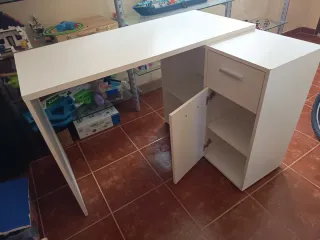 Escritorio blanco con cajones y estantes