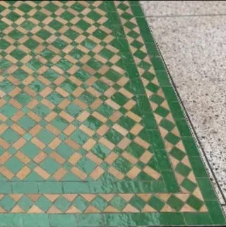 Mesa mosaico artesanal verde y beige