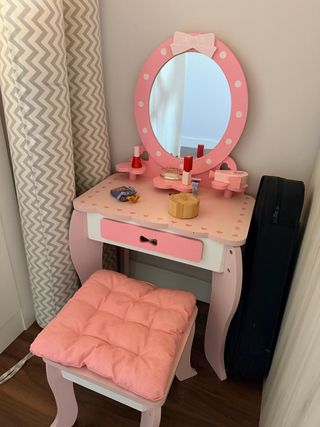 Tocador infantil rosa con espejo y taburete