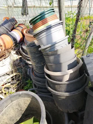 Macetas de plástico y cerámica de todos tamaños