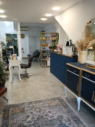 Se traspasa peluquería estética manicura.