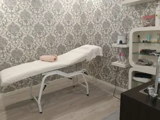 Se traspasa peluquería estética manicura.