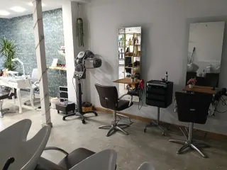 Se traspasa peluquería estética manicura.