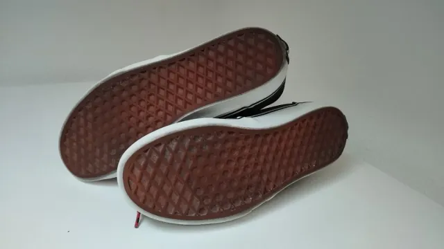 Vans Negras con Cordones Rosas