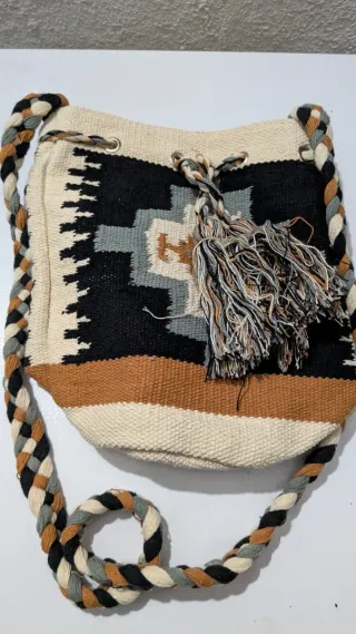 Bolso tejido artesanal con flecos