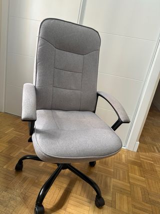 Silla de oficina gris