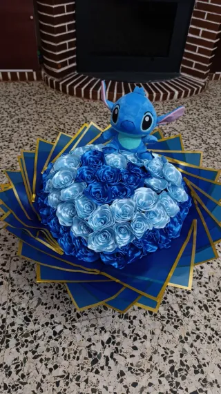 Ramo de rosas de listón azul con Stitch