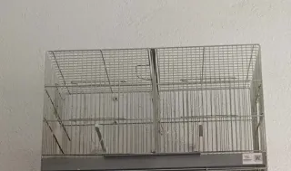 Jaula plateada y blanca