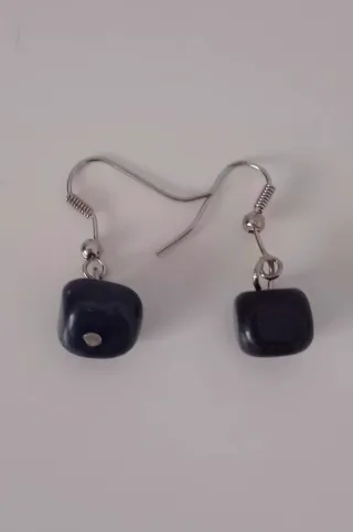 Pendientes azules con detalles plateados