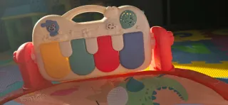 Gimnasio para bebé con piano