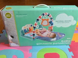 Gimnasio para bebé con piano