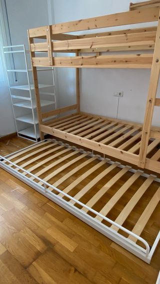 Cama inferior con ruedas y somier