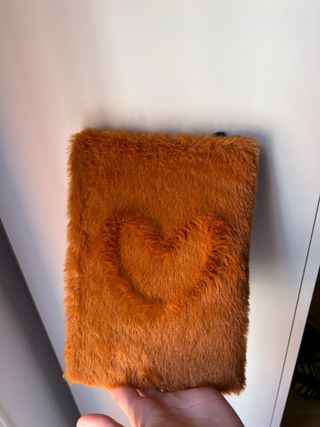 Libreta de peluche de reno, con un tacto suave.