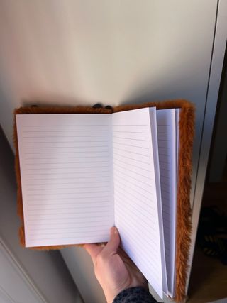 Libreta de peluche de reno, con un tacto suave.