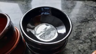 Cuencos de barro marrones y negros