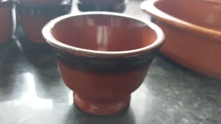 Cuencos de barro marrones y negros